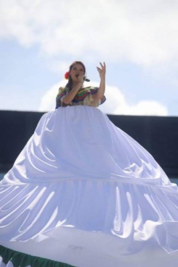 Carisma, talento y folclor: Angie Flores y su show artístico en el Bicentenario