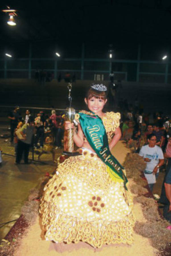 Stephany Chacón es la reina infantil del Festinama 2012