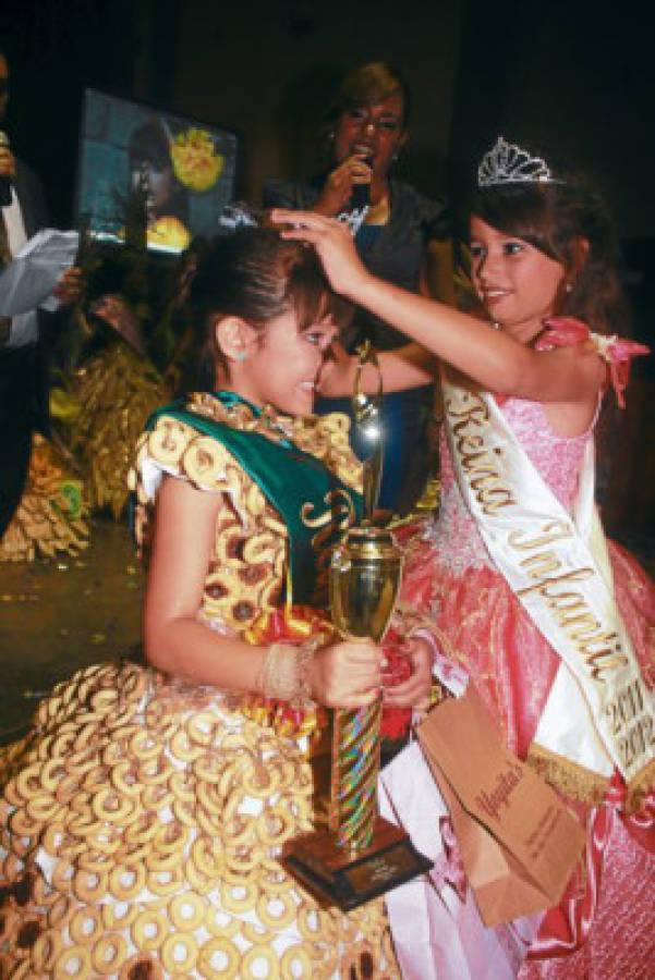 Stephany Chacón es la reina infantil del Festinama 2012