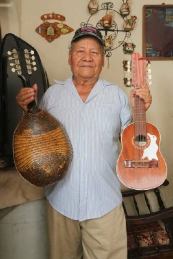 El artista hondureño de las cuerdas y la madera