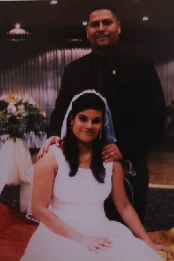Junto a su esposa, Karen Matamoros, el día de su boda por la iglesia cristiana.