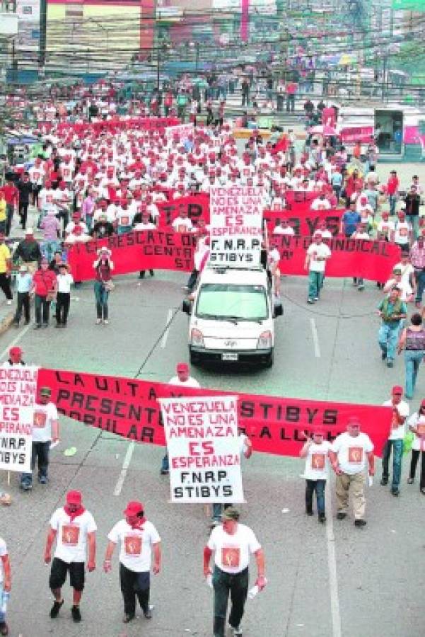 Obreros claman no más despidos en sector público