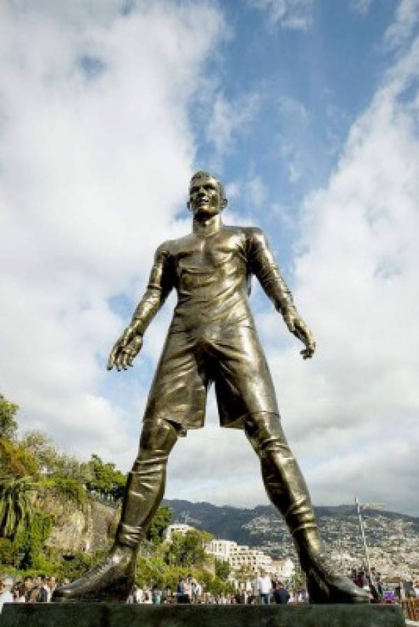 Burlas por estatua de Cristiano Ronaldo