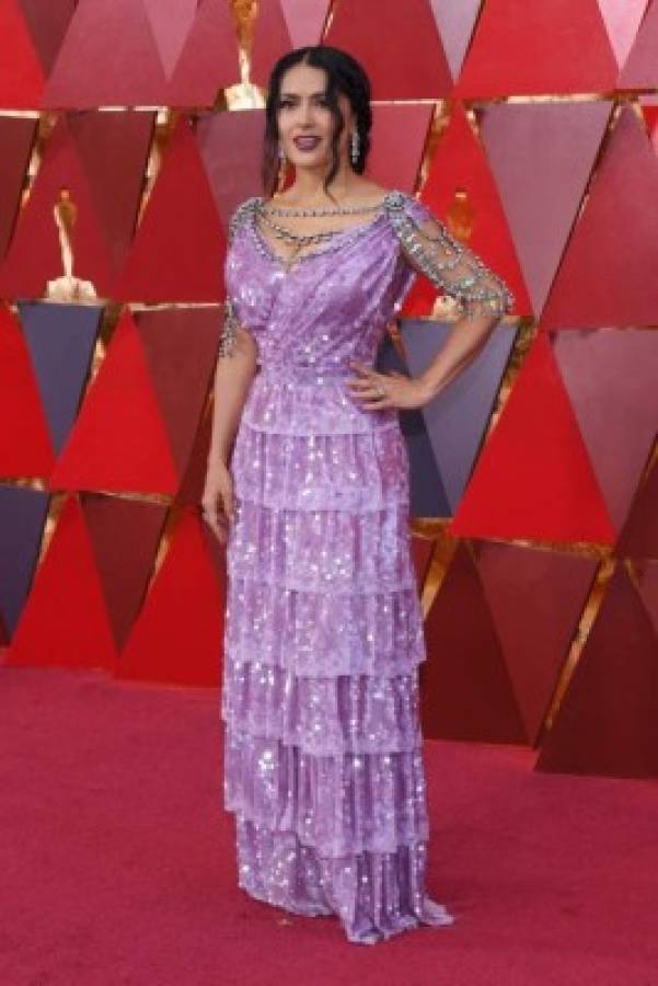 Singular vestido de Salma Hayek en los Oscar 2018 es el blanco de críticas