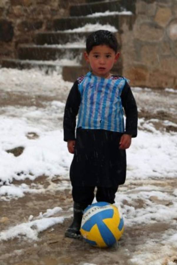 El pequeño Murtaza Ahmadi es fanático del argentino Leo Messi.