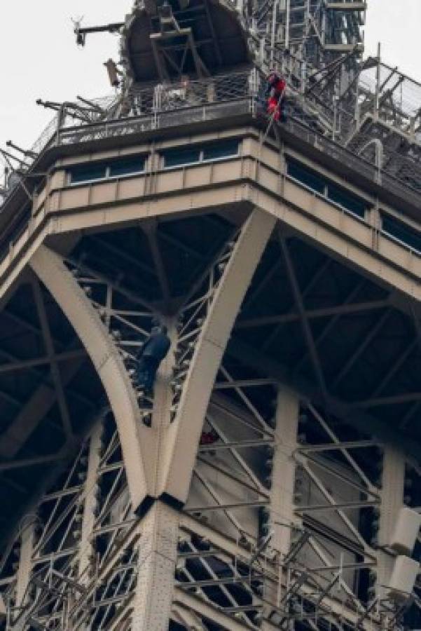 Evacúan la Torre Eiffel tras descubrir a un hombre escalando su estructura 