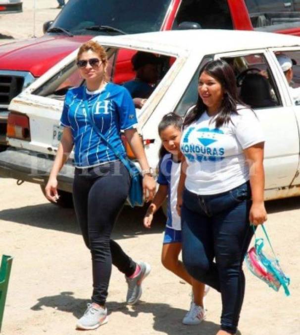 Hermosas hondureñas adornan el Olímpico de SPS en el duelo ante EEUU