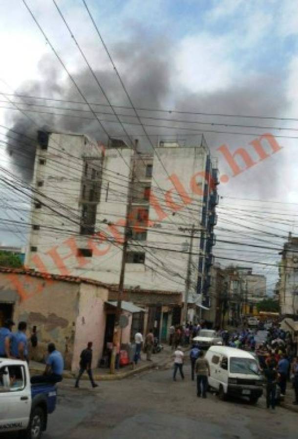 Incendio se desata en edificio de barrio Los Dolores