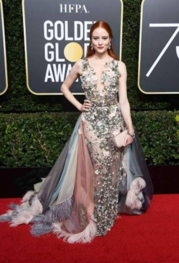 Barbara Meier durante su paso por la alfombra roja de los Globos de Oro.