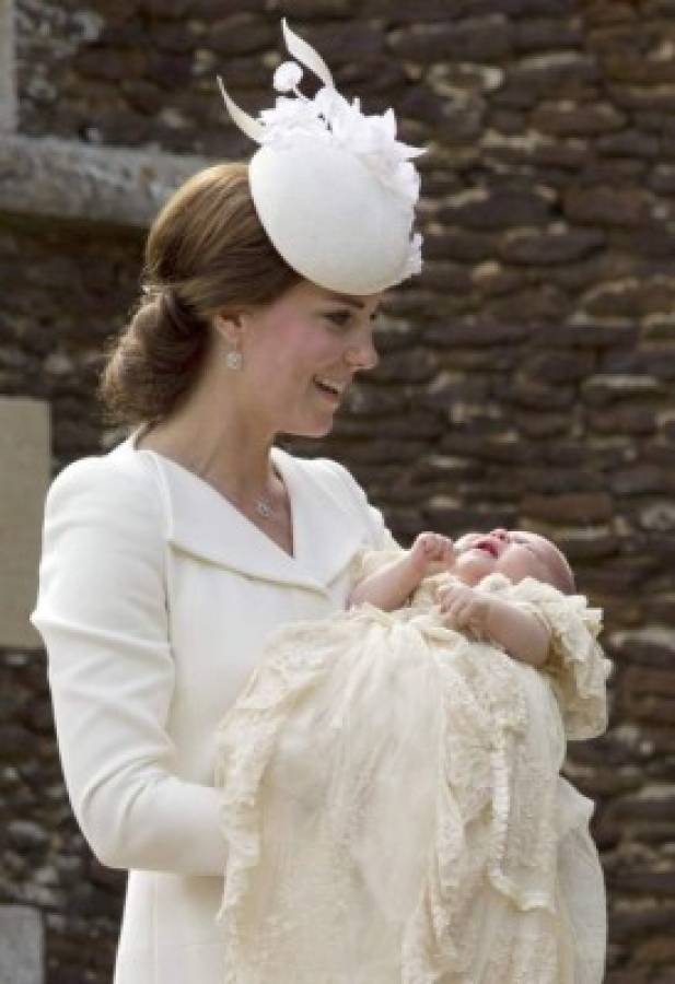 Bautizan a la princesa Carlota de la familia real británica