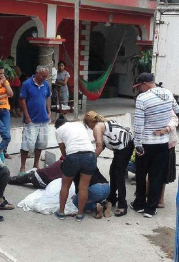 El dolor de la familia de la víctima fallecida la tarde de este miércoles en la colonia El Reparto de la capital (Foto: El Heraldo Honduras / Noticias de Honduras / Sucesos de Honduras / Violencia en Honduras)