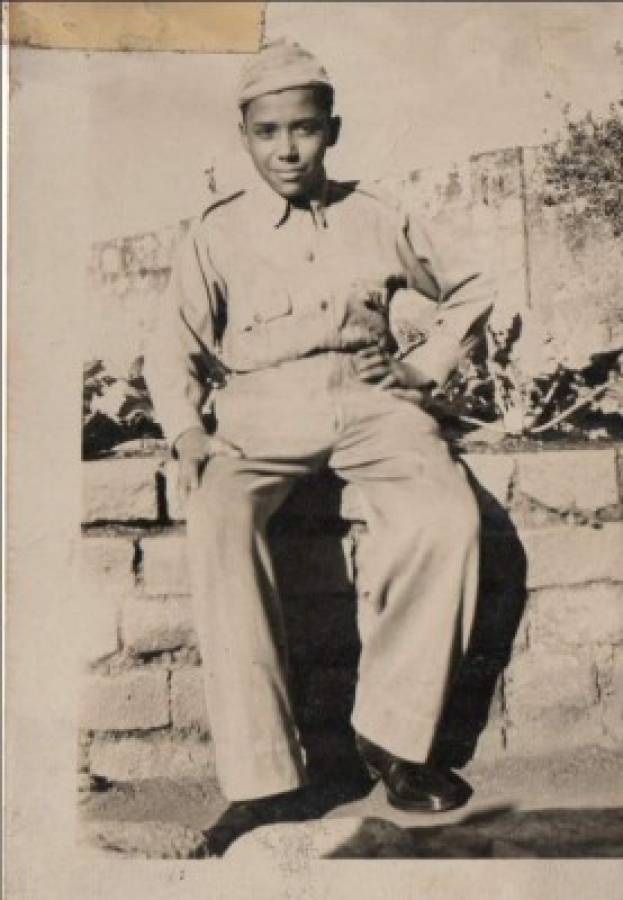 Mario Hernán Ramírez en 1947, bien piquetero con su uniforme de la Escuela Vocacional “Marcos Carías Reyes”. Tenía trece años.