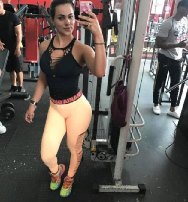 La sensual árbitro brasileña Denise Bueno que roba suspiros en el campo y en las redes