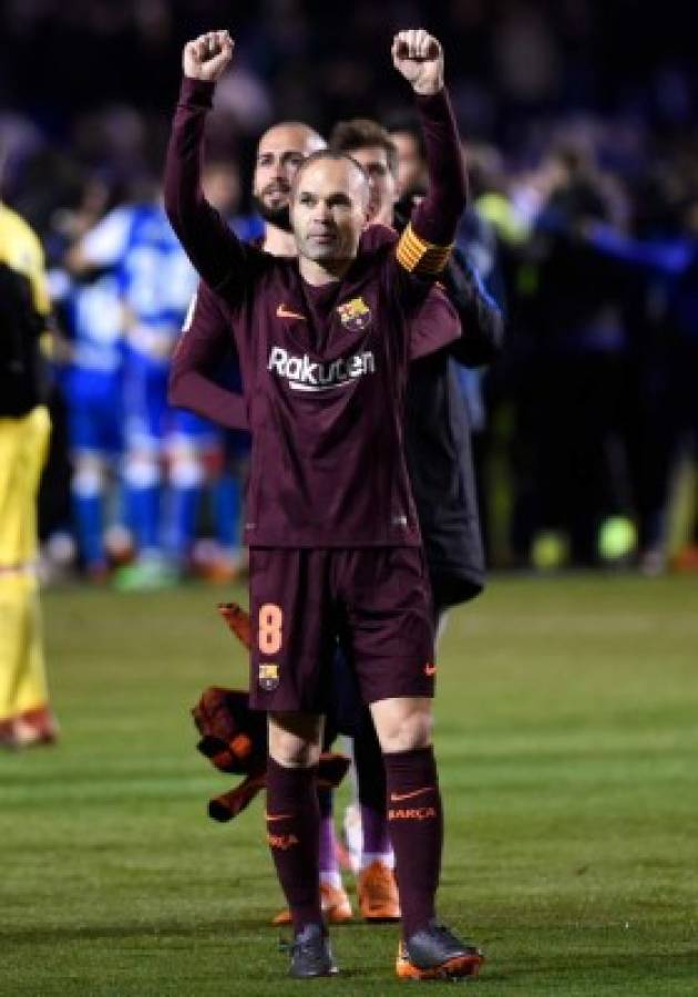 Hinchas culés le regalan a Iniesta una espectacular ovación previo a su adiós