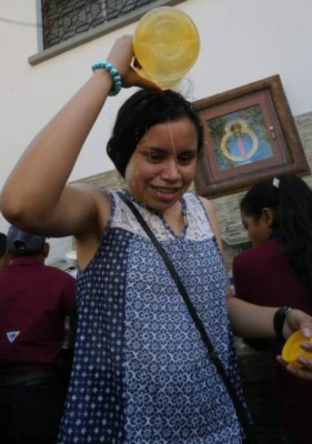 Postrada ante los pies de la virgencita