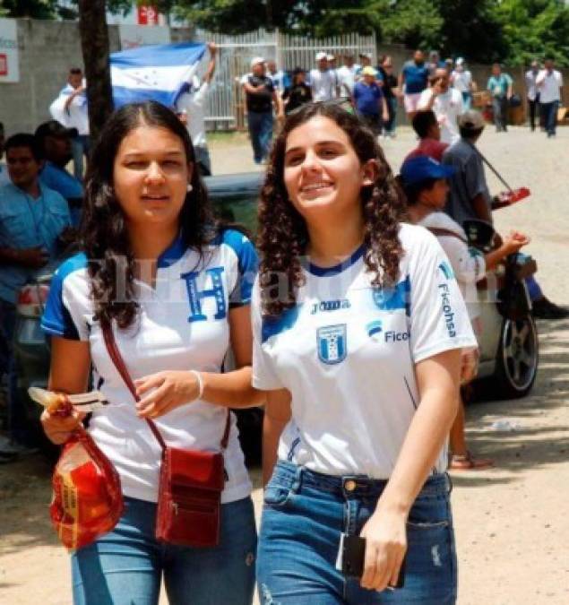 Hermosas hondureñas adornan el Olímpico de SPS en el duelo ante EEUU