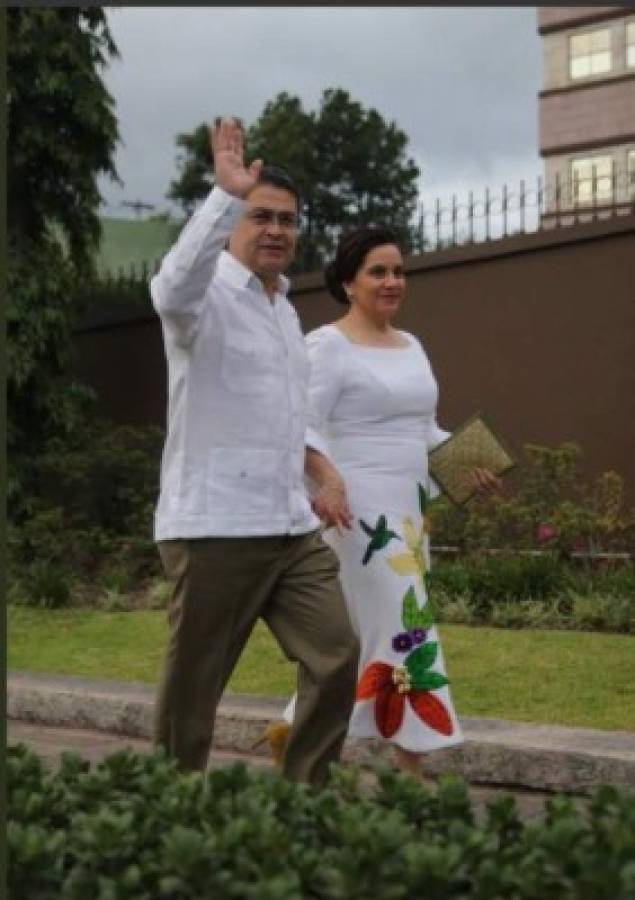 El vestido de la primera dama Ana García de Hernández durante los desfiles patrios 2018