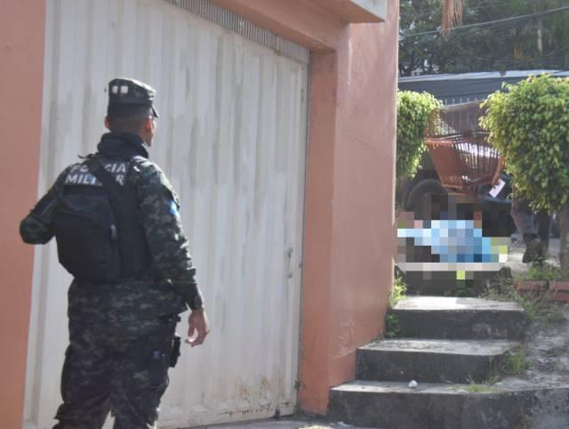 El hombre fue encontrado a unos centímetros de un Barrio Seguro de la colonia Miramontes.