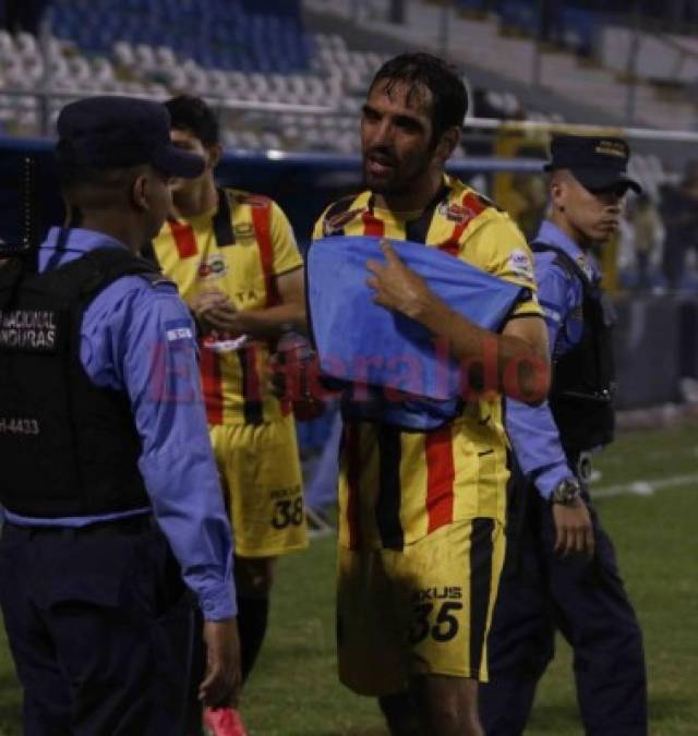 Las imágenes que no vio del ataque entre barras en la semifinal de fútbol hondureño