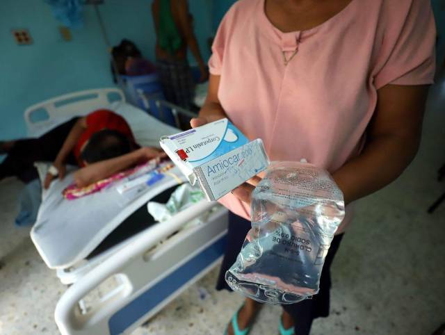 Los familiares compran los materiales quirúrgicos como suero y medicamentos.