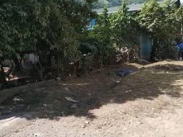 El cuerpo de Blanca quedó tendido en la calle de tierra, justo frente a una vivienda.