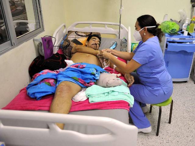 Solo pocas enfermeras ayudan a los enfermos.