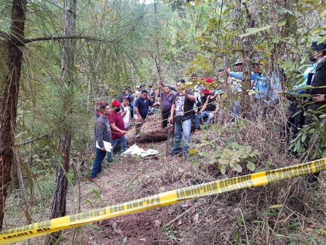 Momento en que autoridades y pobladores sacaban el cuerpo de la zona montañosa.