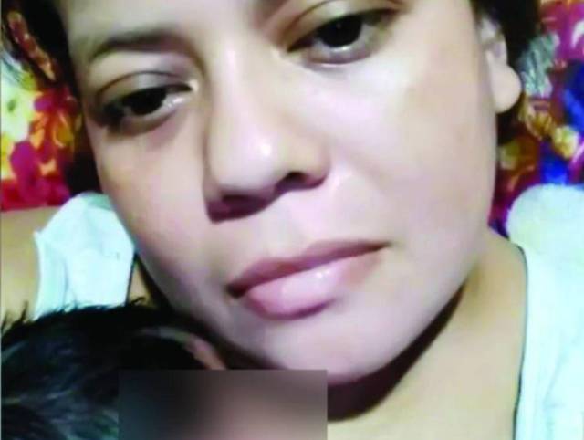 Este era el rostro de Tania. En la imagen se le aprecia junto a su primer bebé.