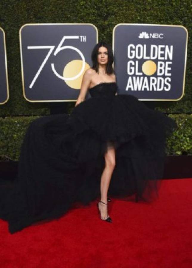 La guapa modelo llegó con un vestido negro, en solidaridad con las víctimas de acoso sexual en Hollywood.