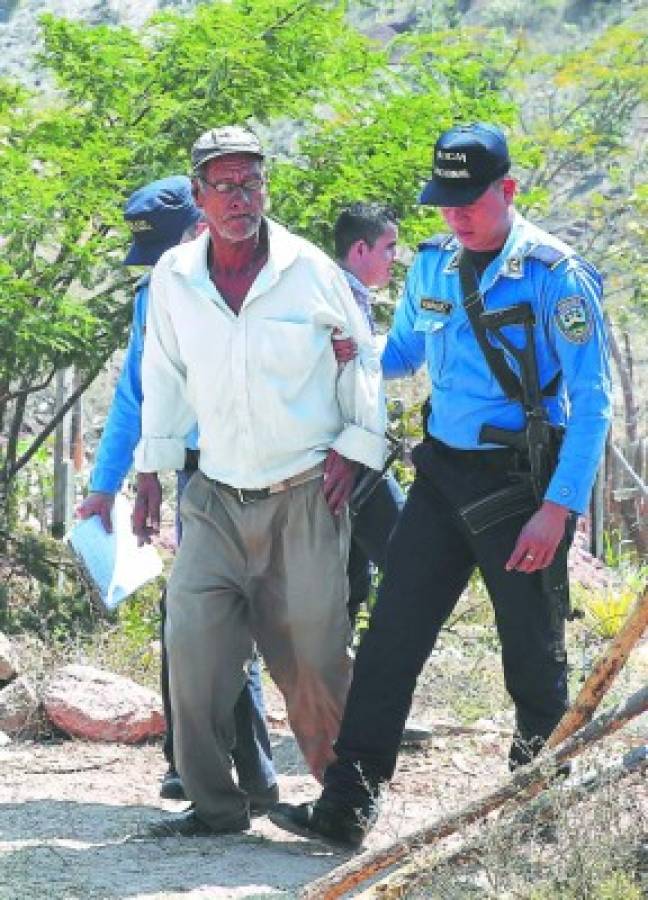 Ultima a hombre a garrotazos y después se entrega a la Policía