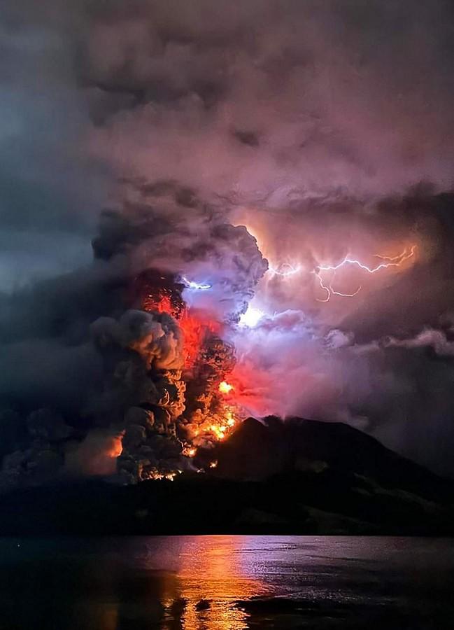 Esta fotografía tomada y publicada por el Centro de Vulcanología y Mitigación de Riesgos Geológicos el 17 de abril de 2024 muestra el monte Ruang arrojando lava caliente y humo visto desde Sitaro, Sulawesi del Norte.