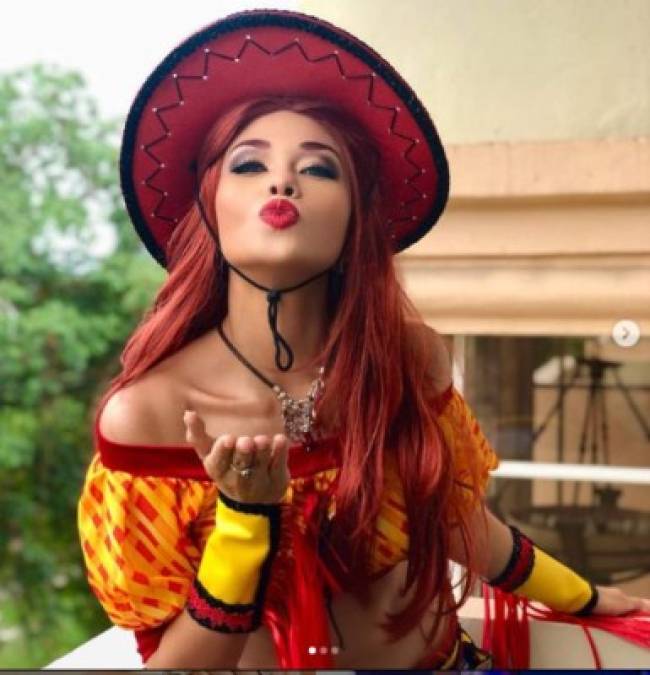 FOTOS: Sirey Morán causa sensación en desfile de la Feria Juniana con disfraz de la vaquerita de Toy Story
