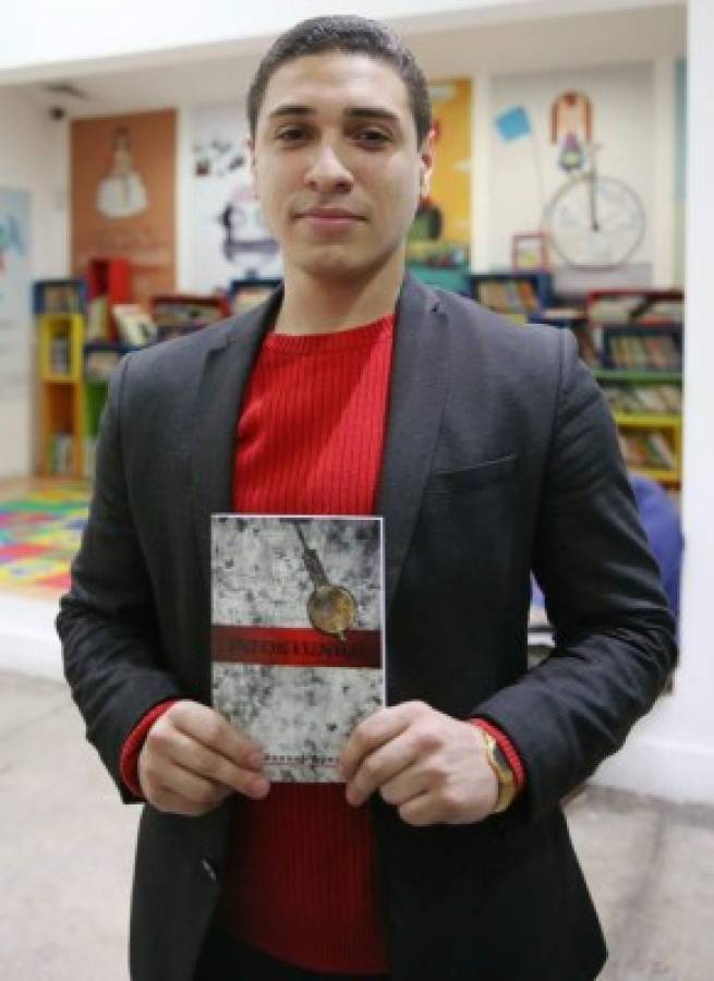 Manuel Ayes presentó su primer libro de cuentos 'Infortunios'