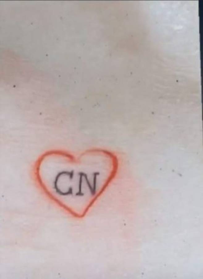 Belinda escribió las iniciales de Nodal en el corazón que se había hecho hace años. Foto: Instagram