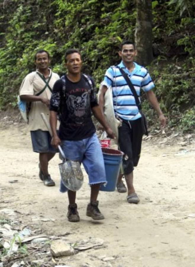Ni malos olores ni cansancio vencen a mineros hondureños rescatistas