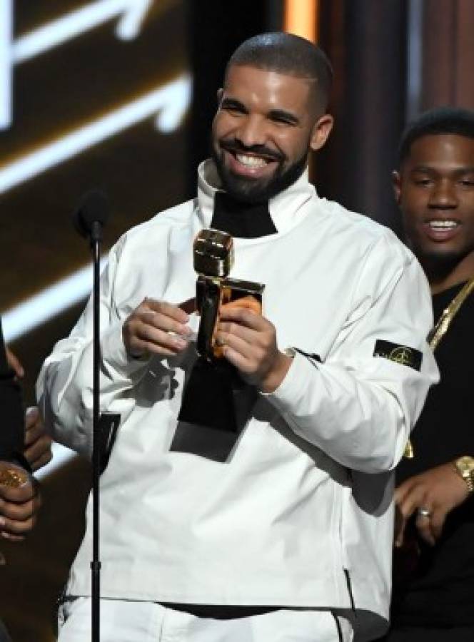 LAS VEGAS, NV - MAY 21: Rapper Drake accepts the Top Artist award onstage during the 2017 Billboard Music Awards at T-Mobile Arena on May 21, 2017 in Las Vegas, Nevada. Ethan Miller/Getty Images/AFP== FOR NEWSPAPERS, INTERNET, TELCOS & TELEVISION USE ONLY ==