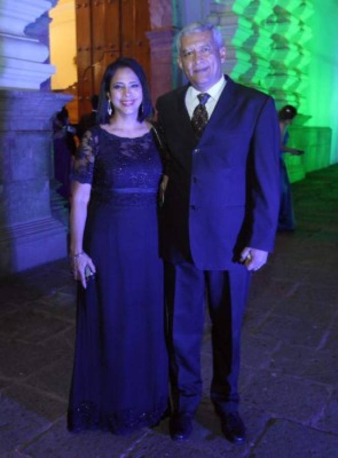 Celestial enlace de amor entre Marcos Suazo y Elisa Flores en la Catedral capitalina