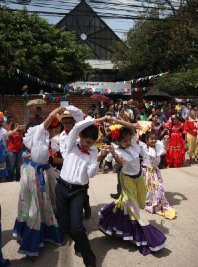 Derroche de fervor y cultura en fiesta sanjuaneña de la colonia Kennedy