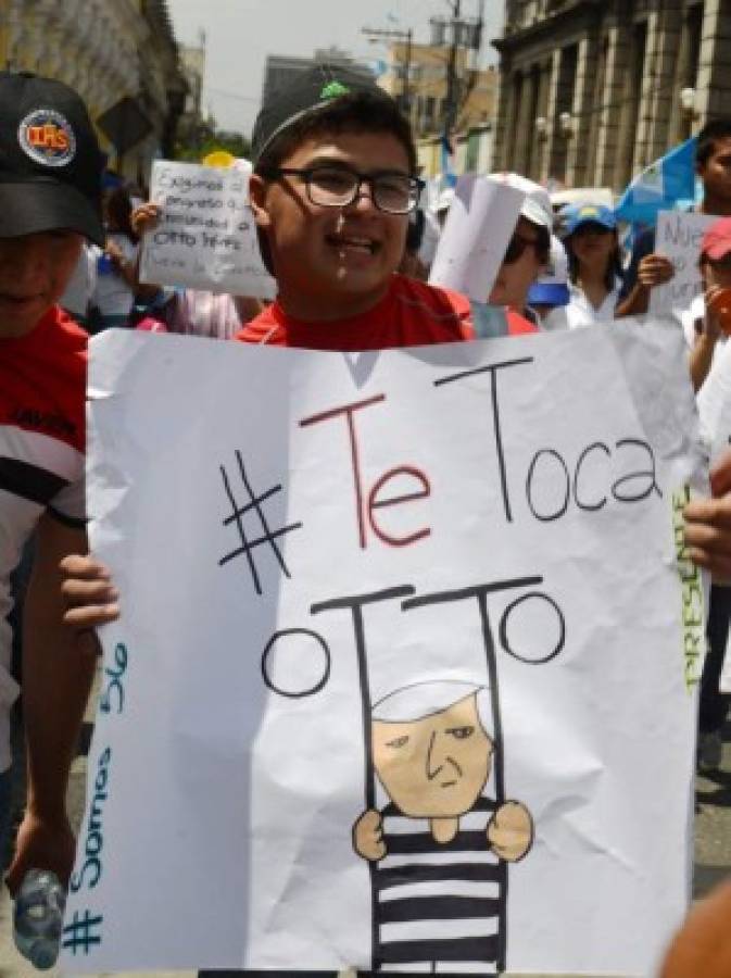 Miles de guatemaltecos piden la salida del presidente por corrupción