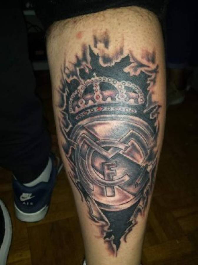Renunció a su corazón colchonero para realizar este escudo del Real Madrid en la pantorilla de un español.