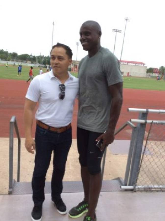 El histórico Carl Lewis, en el entrenamiento de Honduras