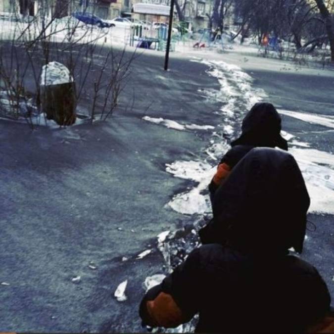 (FOTOS) Así es la extraña nieve negra o 'nieve del infierno' que cae en Rusia