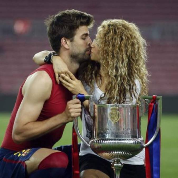 Fotos: Los besos más apasionados de los futbolistas y sus parejas