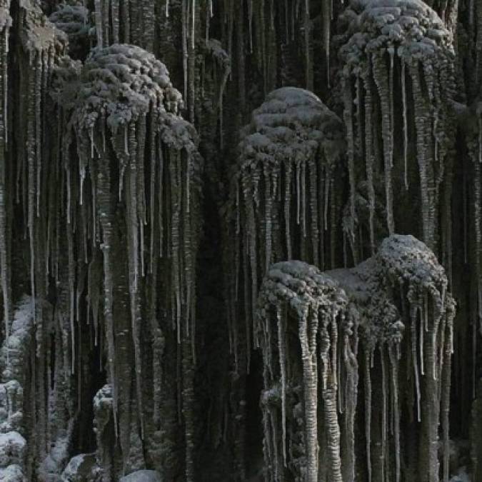 (FOTOS) Así es la extraña nieve negra o 'nieve del infierno' que cae en Rusia