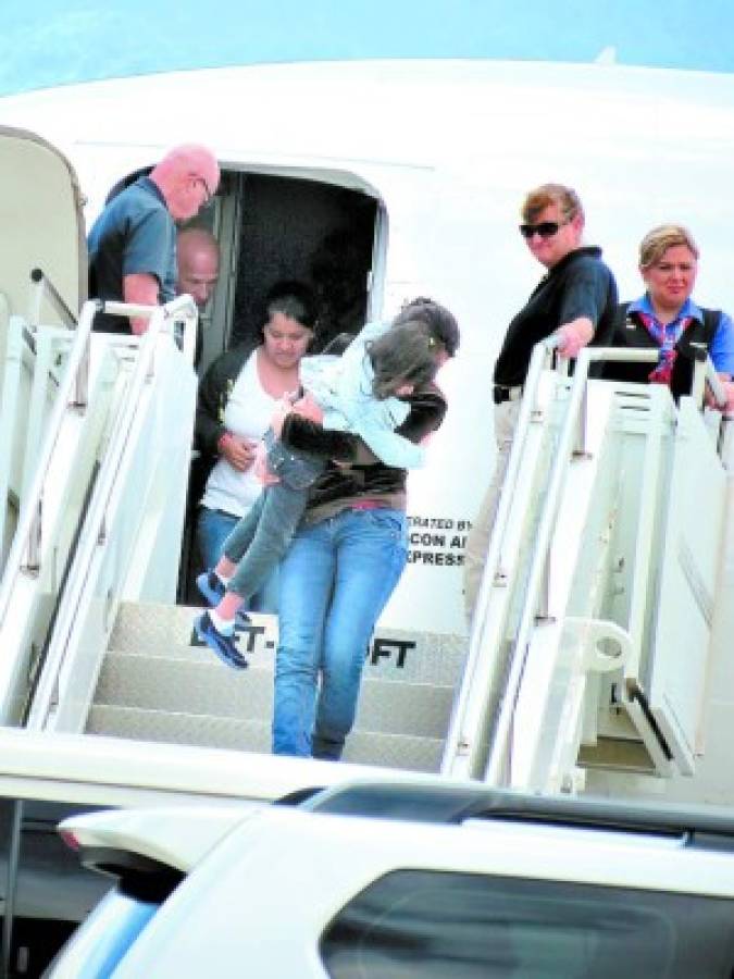 Cuarto vuelo de unidades familiares de deportadas llegó a Palmerola