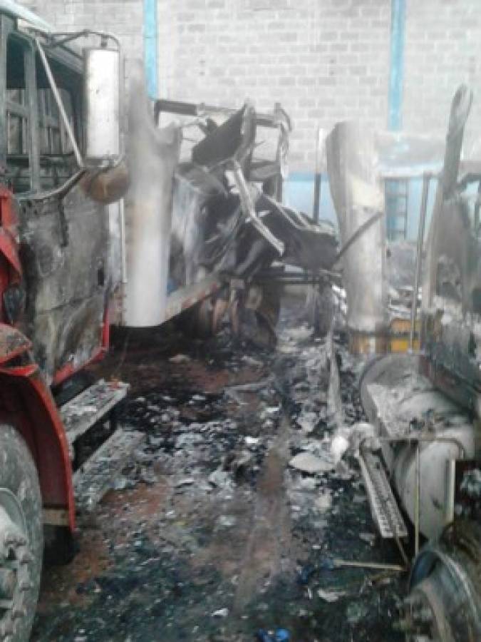 Incendio en El Pedregal destruye cuatro camiones  
