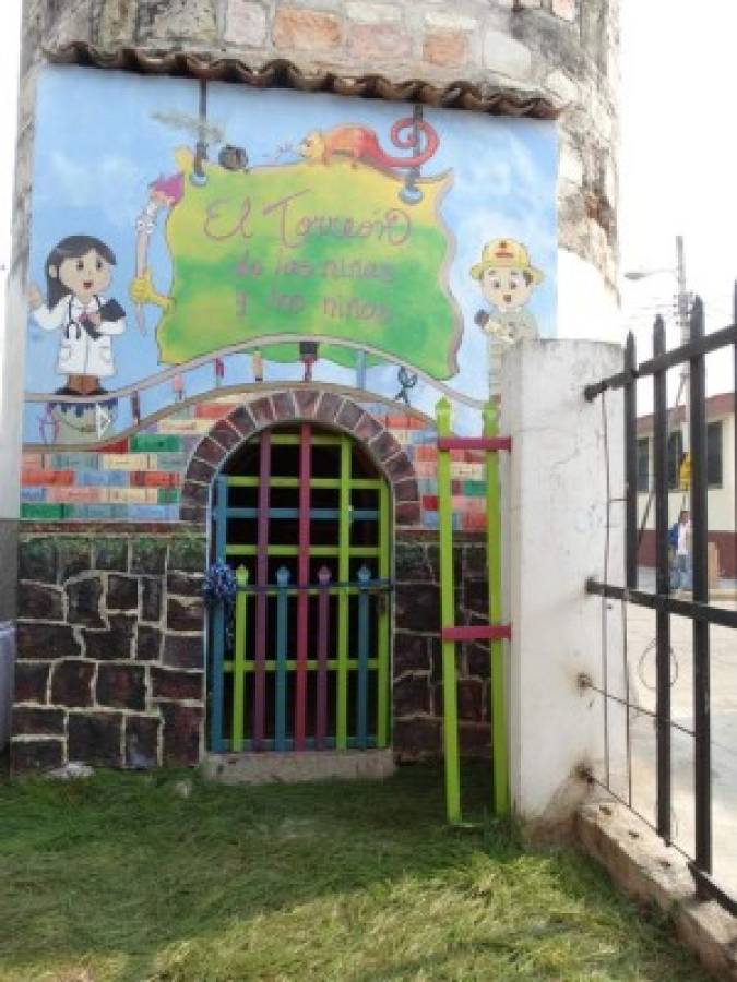 Niños se apasionan por la lectura en antiguo cuartel en La Paz