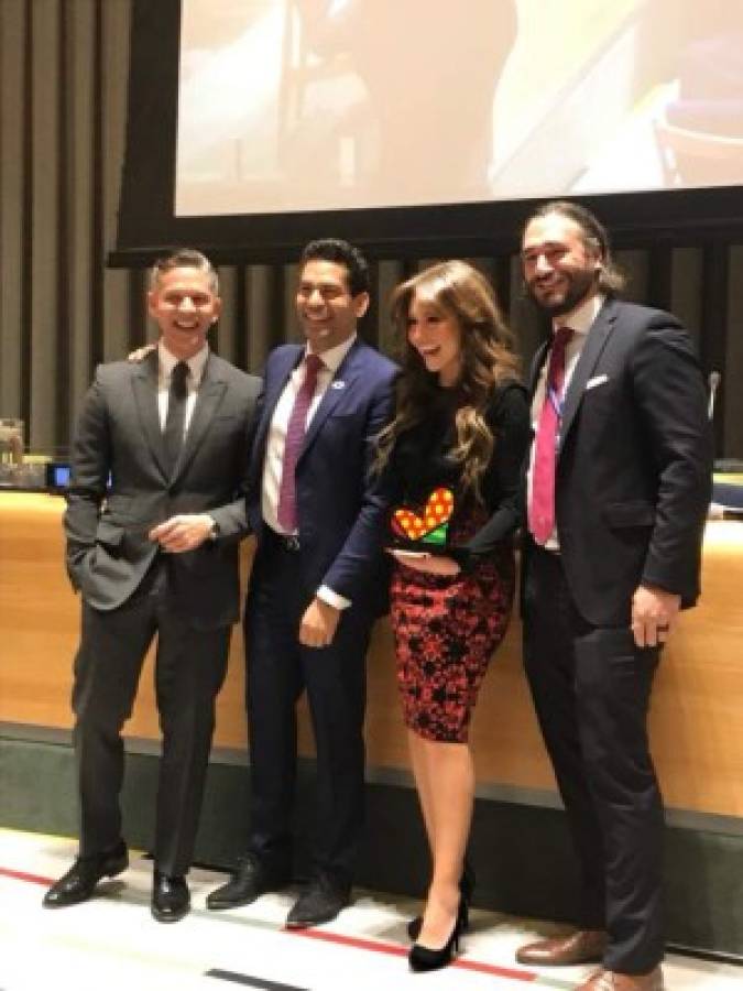 Thalía impacta en sede de las Naciones Unidas con su atuendo y diminuta cintura