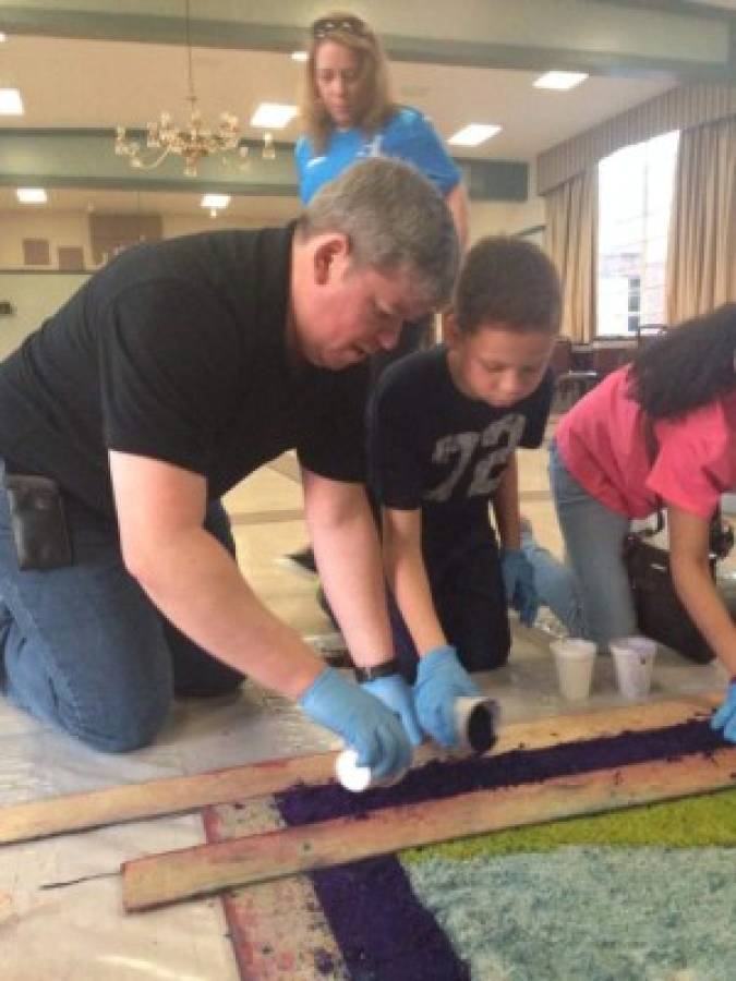 Hondureños conmemoran Semana Santa con alfombras de aserrín