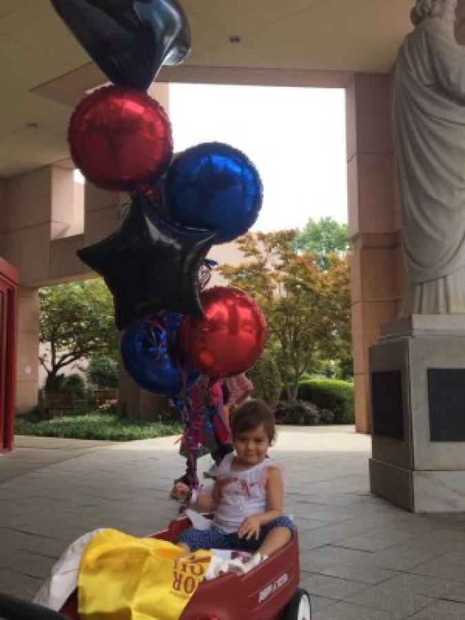 Isa presumió los dos globos que recibió en el hospital.